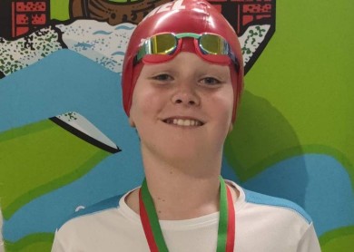 Toby Hayes collecting the bronze medal from Mary Haughney at Michael Bowles Gala in Douglas (Cork) (2022)