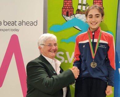 Victoria Szyszkowska collecting the gold medal from Mary Haughney at Michael Bowles Gala in Douglas (Cork) (2022)